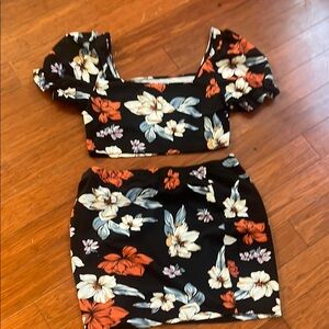 Floral Two-Piece Set with Puff Sleeves only wore twice great for a pic-nic